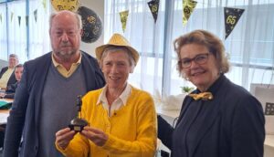 Marjo ontvangt Kei uit handen van Jos